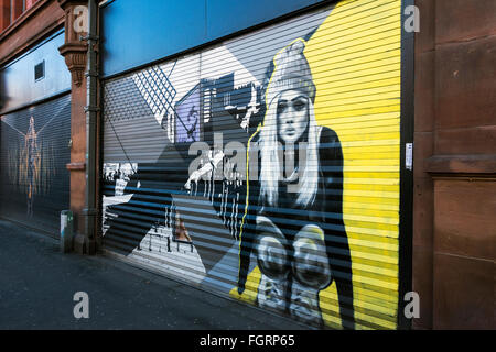 Il murale sul rullo porta otturatore in corrispondenza di Stevenson Square, il Northern Quarter, Manchester, Inghilterra, Regno Unito Foto Stock