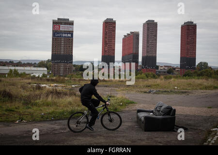 Red Road appartamenti - un giorno prima della loro demolizione, in Balornock, a Glasgow in Scozia, Sabato, 10 ottobre 2015. Foto Stock