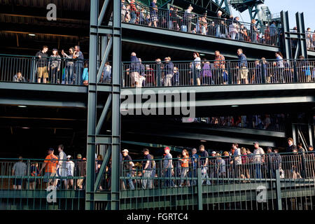 La folla di tifosi lasciando il Comerica Park dopo una partita di baseball Foto Stock