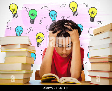 Immagine composita di teso ragazzo seduto con la pila di libri Foto Stock