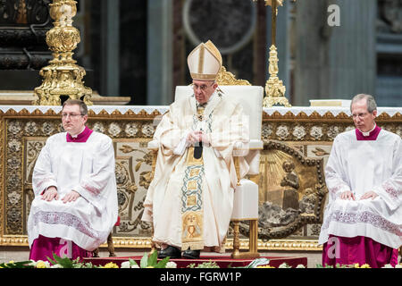 Città del Vaticano il Vaticano. Il 22 febbraio, 2016. Papa Francesco celebra una Messa per la festa della Cattedra di Pietro e l'Anno Santo della Misericordia della Curia Romana nella Basilica di San Pietro in Vaticano. Papa Francesco ha detto ai membri della Curia di tendere a loro greggi con generosità e misericordia e ha chiesto loro di diventare un 'modello' per tutti. Credito: Giuseppe Ciccia/Pacific Press/Alamy Live News Foto Stock