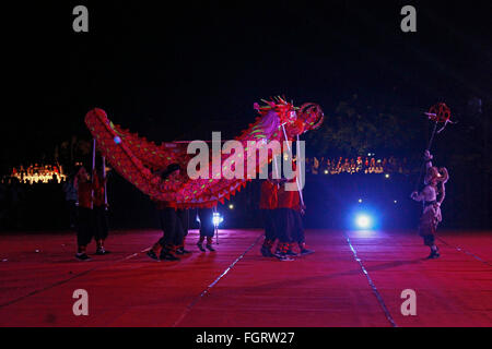 Yogyakarta, Indonesia. Il 21 febbraio, 2016. Le persone a svolgere un dragon dance durante un festival culturale che segna la fine del nuovo anno lunare festeggiamenti in Yogyakarta. Cap Vai Meh simboleggiano il quindicesimo e ultimo giorno del nuovo anno lunare di festa per le comunità cinesi di tutto il mondo. Credito: Nugrogo Hadi Santoso/Pacific Press/Alamy Live News Foto Stock