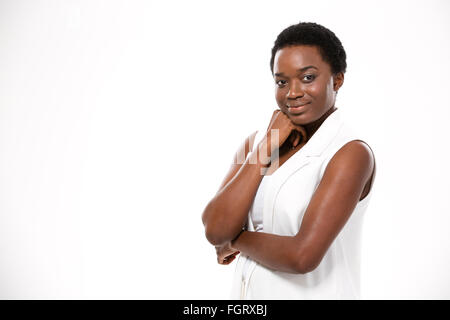 Ritratto di felice bella americano africano giovane donna su sfondo bianco Foto Stock