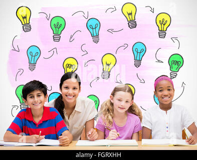 Immagine composita di pretty docente aiutare gli studenti nella libreria Foto Stock
