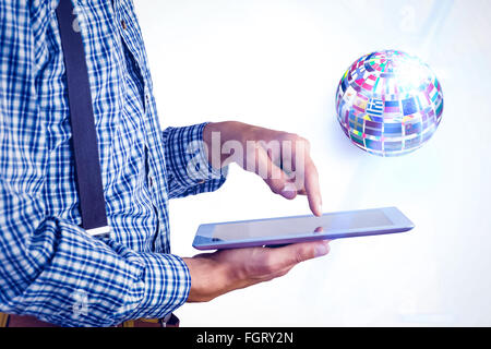 Immagine composita di geeky imprenditore utilizzando il suo tablet pc Foto Stock