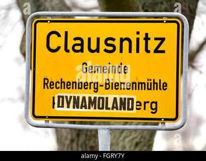 Clausnitz, Germania. Il 22 febbraio, 2016. Il limite della città segno di Clausnitz, Germania, 22 febbraio 2016. L'integrazione Ministro dello stato tedesco Sassonia, insieme con il sindaco locale ha visitato il luogo lo stesso giorno. Un ruggente folla di qualche centinaio di persone avevano bloccato in arrivo un autobus che trasportava profughi in questa posizione il 18 febbraio 2016. Foto: JAN WOITAS/dpa/Alamy Live News Foto Stock