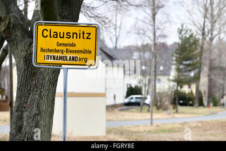 Clausnitz, Germania. Il 22 febbraio, 2016. Vista della città segno limite, con i rifugiati rifugio nella foto sullo sfondo, in Clausnitz, Germania, 22 febbraio 2016. L'integrazione Ministro dello stato tedesco Sassonia, insieme con il sindaco locale ha visitato il luogo lo stesso giorno. Un ruggente folla di qualche centinaio di persone avevano bloccato in arrivo un autobus che trasportava profughi in questa posizione il 18 febbraio 2016. Foto: JAN WOITAS/dpa/Alamy Live News Foto Stock