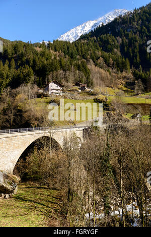 Vista del ponte vecchio di antiche Gotthard pass road in montagna in inverno il paesaggio nei pressi di Amsteg, Uri, Svizzera Foto Stock