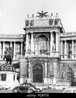 Geografia / viaggio, Austria, Vienna, castelli, Palazzo Hofburg, Neue Burg, portico di Heldenplatz, di fronte al monumento sul Principe Eugene, vista esterna, anni '60, diritti aggiuntivi-clearences-non disponibile Foto Stock