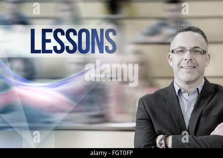 Lezioni contro elegante insegnante con gli studenti seduti in aula magna Foto Stock