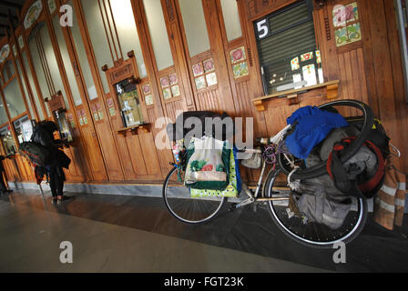 Il viaggiatore in bici nella stazione di Valencia Foto Stock