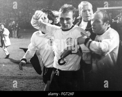 Sport,calcio,partita,partita,partita internazionale,partita di qualificazione per il campionato del mondo 1970,Germania contro Scozia,giocatori tedeschi Wolfgang Overath,Reinhard Libuda e Uwe Seeler dopo la vittoria,Volksparkstadion,Amburgo,22.10.1969,vincitore,vincitori,auguri,giubilation,giubilance,giubilate,giubilare,cheer,cheering,frenetico,tifosi,calcio,tifosi,calcio-squadra,non esausta,Football-Football,Football-Football-Football-Football,Football-Football-Football Football Football Football Football Football Football Football Football Football Football Football Football Football Football Football Football Football Football F Foto Stock