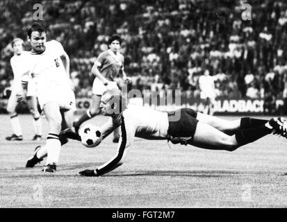 Sport,calcio,giochi,Germania,DFB-Pokal 1969 / 1970,quarto finale,gioco Borussia Moenchengladbach contro 1. FC Koeln(2:3),Boekelbergstadion,Gelsenkirchen,5.8.1970,gol keeper Manfred Manglitz(Colonia respingendo l'attacco dello scontrino Herbert Laumen,DFB Cup,partita di calcio,partita di calcio,partite di calcio,calciatore,calciatori,calciatore,calciatore,calcio,azione,azione,azioni,attacco,parate,difesa,difesa,difesa,giochi,difesa-offensivi,difesa,giochi,difesa-disponibili,difesa,giochi,giochi,giochi,giochi,giochi,giochi-offensivi,giochi,giochi,giochi,giochi,giochi,giochi,giochi,difesa,giochi,giochi,giochi aggiuntivi,difesa,giochi-disponibili,giochi Foto Stock