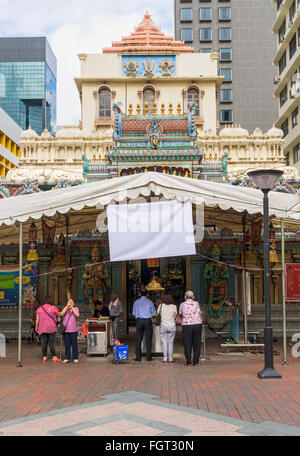 Illuminazione persone joss bastoni in Sri Krishnan tempio, Singapore Foto Stock