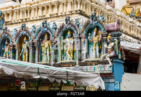 Dettaglio della facciata di varie divinità Indù al Sri Krishnan tempio, Singapore Foto Stock