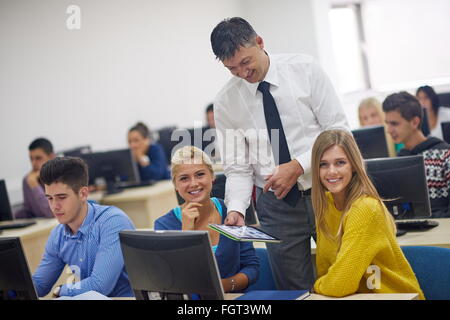 Gli studenti con insegnante nel laboratorio di computer classrom Foto Stock