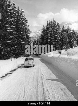 Trasporti / trasporto, auto, tipi, Fiat Nuova 500, strada sul Zanggjojch (Passo di Lavaze), Alto Adige, circa 1960, inverno, neve, passo, passi, strada di valico, strada di valico, strade di valico, strada di valico, montagna, montagna, Alpi, alberi, paesaggi, Italia, Trentino, Trentino-Alto Adige, Alto Adige, Lavazé, anni 50, 50, anni 60, 60, 20 ° secolo, persone, trasporto, trasporto, auto, auto, tipo, tipi, strada, strade, storico, storico, Additional-Rights-Clearences-non disponibile Foto Stock