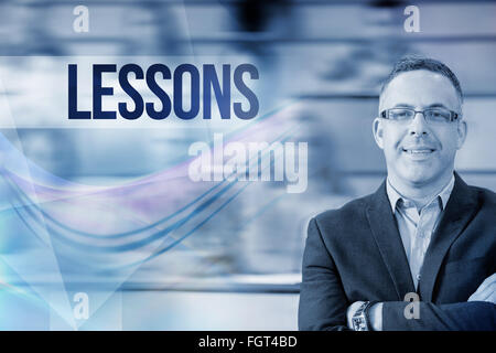 Lezioni contro elegante insegnante con gli studenti seduti in aula magna Foto Stock