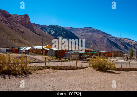 I chioschi che vendono souvenir vicino a Puente del Inca, Mendoza, Argentina Foto Stock