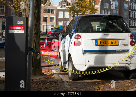 EV / auto elettrica / alimentato elettricamente le vetture in fase di carica / avente batteria / le batterie ricaricate in via / strada terminale di ricarica Foto Stock