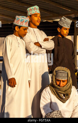 Giovani uomini Omani al venerdì mercato del bestiame, Nizwa, Ad Dakhiliyah Regione, Oman Foto Stock