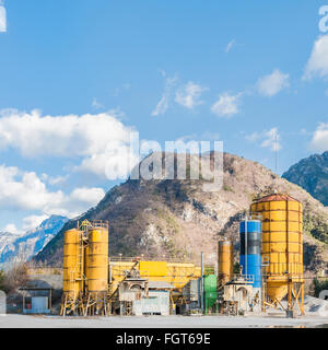 Impianto per la produzione di calcestruzzo. Con vari tipi di silos. Foto Stock