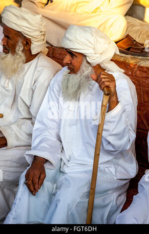 Un anziano uomo dell'Oman in abito tradizionale al venerdì mercato del bestiame, Nizwa, Ad Dakhiliyah Regione, Oman Foto Stock