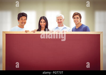 Immagine composita di persone in jeans tenendo un grande cartello Foto Stock