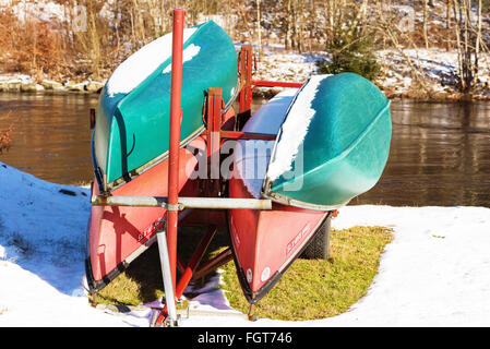 Fridafors, Svezia - 16 Febbraio 2016: un rimorchio rack con quattro noleggio canoe. Almeno due sono di marca Coleman. È earl Foto Stock