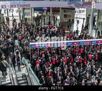 Febbraio 22, 2016 - L'Hospitalet De Llobregat, Catalogna, Spagna - visitatori inserire la Fira Gran Via venue come l'annuale Mobile World Congress, uno degli eventi più importanti per le tecnologie mobili e un trampolino di lancio per gli smartphone, le future tecnologie, i dispositivi e le periferiche si apre le sue porte. L'edizione 2016 corre sotto il tema generale del 'Mobile è tutto' espandendo la MWC per coprire ogni aspevt del mobile. © Matthias Oesterle/ZUMA filo/Alamy Live News Foto Stock