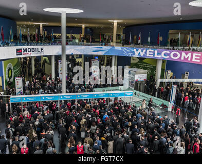 Febbraio 22, 2016 - L'Hospitalet De Llobregat, Catalogna, Spagna - visitatori inserire la Fira Gran Via venue come l'annuale Mobile World Congress, uno degli eventi più importanti per le tecnologie mobili e un trampolino di lancio per gli smartphone, le future tecnologie, i dispositivi e le periferiche si apre le sue porte. L'edizione 2016 corre sotto il tema generale del 'Mobile è tutto' espandendo la MWC per coprire ogni aspevt del mobile. © Matthias Oesterle/ZUMA filo/Alamy Live News Foto Stock