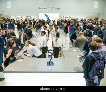 Febbraio 22, 2016 - L'Hospitalet De Llobregat, Catalogna, Spagna - i Partecipanti check out Samsung è di nuovo Galaxy S7 a bordo l annuale Mobile World Congress, uno degli eventi più importanti per le tecnologie mobili e un trampolino di lancio per gli smartphone, le future tecnologie, i dispositivi e le periferiche. L'edizione 2016 corre sotto il tema generale del 'Mobile è tutto' espandendo la MWC per coprire ogni aspevt del mobile. © Matthias Oesterle/ZUMA filo/Alamy Live News Foto Stock