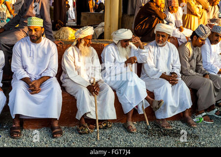 Anziani Omani uomini presso il venerdì il mercato del bestiame, Nizwa, Ad Dakhiliyah Regione, Oman Foto Stock