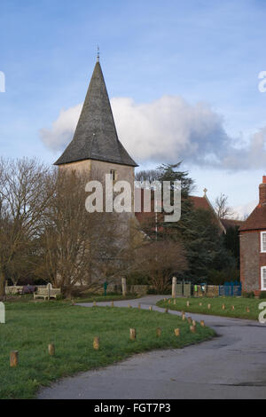 Vista della Santa Trinità Chiesa di Bosham, West Sussex, in Inghilterra. Foto Stock