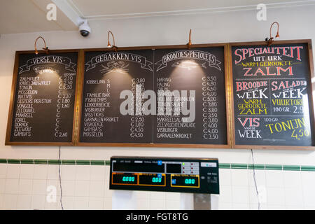 Prezzo menu elenco di visualizzazione per il pesce fresco panini per la vendita nel bar sandwich shop / pesce monger. Amsterdam Olanda Paesi Bassi Foto Stock