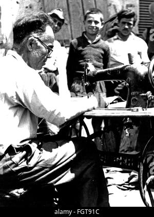 Geografia / viaggio, Grecia, persone, uomo che lavora con la macchina da cucire, 1950 / 1960 , diritti aggiuntivi-clearences-non disponibile Foto Stock