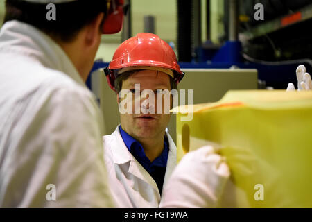 Brunsbuettel, Germania. Il 22 febbraio, 2016. Robert Habeck (C), ambiente e energia Ministro di transizione dello stato tedesco Schleswig-Holstein, raffigurato all'smantellata centrale nucleare a Brunsbuettel, Germania, 22 febbraio 2016. 632 barili arrugginiti contenenti basse e di livello intermedio di materiale radioattivo devono essere recuperati da ora in poi. Foto: CARSTEN REHDER/dpa/Alamy Live News Foto Stock