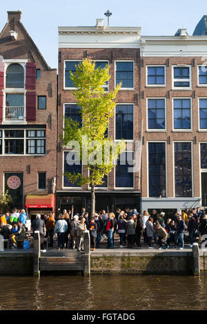 Turistico / turisti / i visitatori nella parte anteriore della casa di Anne Frank 's House / museum di Amsterdam, Olanda. I Paesi Bassi. Foto Stock