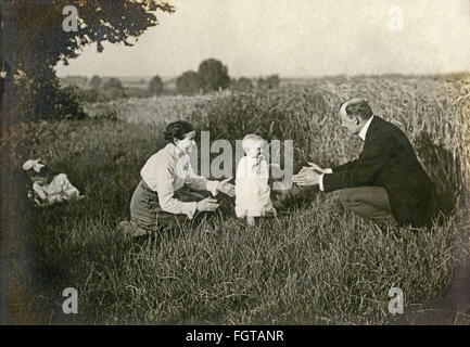 Persone, famiglia, genitori, durante il viaggio in campagna, con i suoi figli, vicino a Merseburg, Germania, circa 1909, diritti aggiuntivi-clearences-non disponibile Foto Stock
