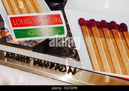 Louis Vuitton brand di segnaletica in una finestra a Mayfair, Londra. Foto Stock