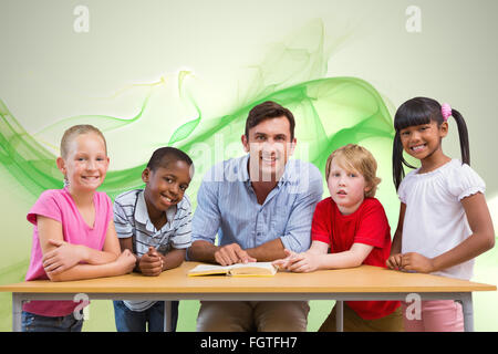 Immagine composita di insegnanti e alunni sorridente in telecamera in libreria Foto Stock