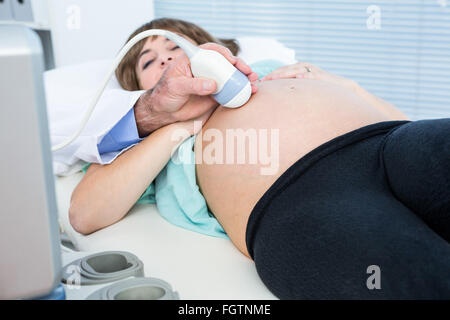 Sezione mediana del medico maschio facendo prova ad ultrasuoni Foto Stock