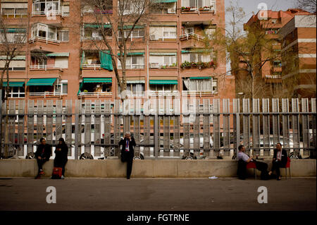 Barcellona, in Catalogna, Spagna. Il 22 febbraio, 2016. I visitatori al Mobile World Congress prendere un periodo di riposo al di fuori della fiera di Barcellona. Inizia la MWC, il mondo è più grande fiera del mobile in cui riunisce le principali società di telefonia mobile e in cui gli sviluppi più recenti nel settore vengono presentati. © Jordi Boixareu/ZUMA filo/Alamy Live News Foto Stock