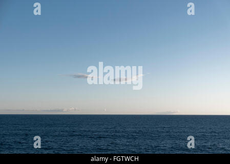 Blaues Meer, blauer Himmel, Sanremo, Riviera, Ligurien, Italien | mare blu, blu cielo, Sanremo, Riviera, Liguria, Italia Foto Stock