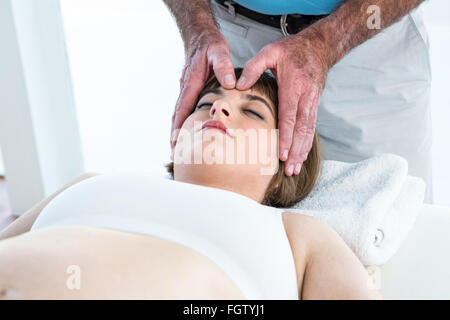 Calma donna ricevere trattamento reiki Foto Stock