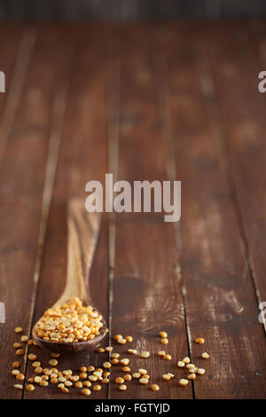 Il cucchiaio di legno con giallo piselli spezzati Foto Stock