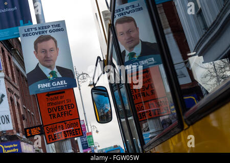 Dublino, Irlanda. Il 22 febbraio 2016. Cartellone elettorale per il Taoiseach (primo ministro), Enda Kenny, che si riflette in un autobus di Dublino finestra. Il generale irlandese elezione wll svolgerà questo Venerdì, 26 febbraio 2016. Credito: Richard Wayman/Alamy Live News Foto Stock