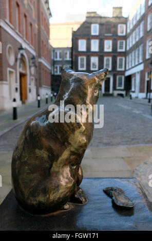 Statua del Dottor Samuel Johnson's cat Hobbs guardando la sua casa in Gough Square Londra KATHY DEWITT Foto Stock