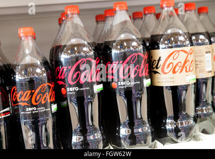 Coca Cola bottiglie su uno scaffale di supermercato Tesco UK Foto Stock