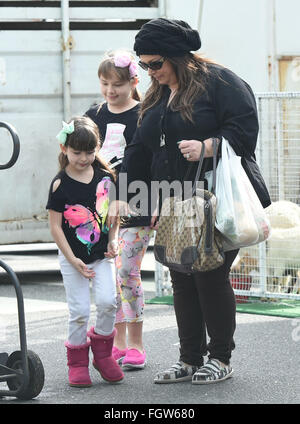 Carnie Wilson prende le sue figlie, Lola e Luciana, il Petting Zoo presso lo Studio città mercato agricolo dotato di: Carnie Wilson, Lola Sofia Bonfiglio, Luciana Bella dove: Los Angeles, California, Stati Uniti quando: 17 Gen 2016 Foto Stock